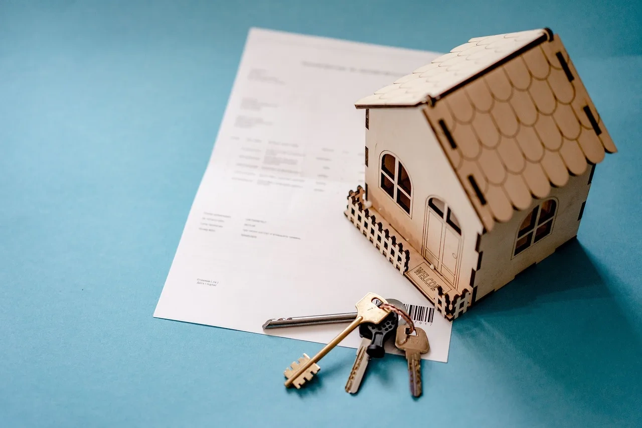 A family and legal adviser reviewing Moroccan property succession documents