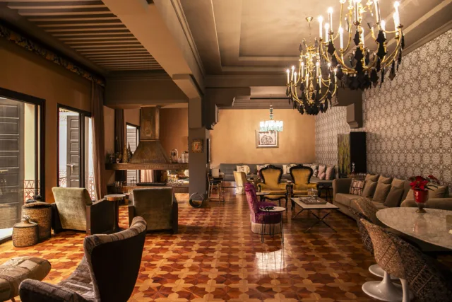 Marketing a property in Marrakech to international buyers using digital platforms and real estate agencies