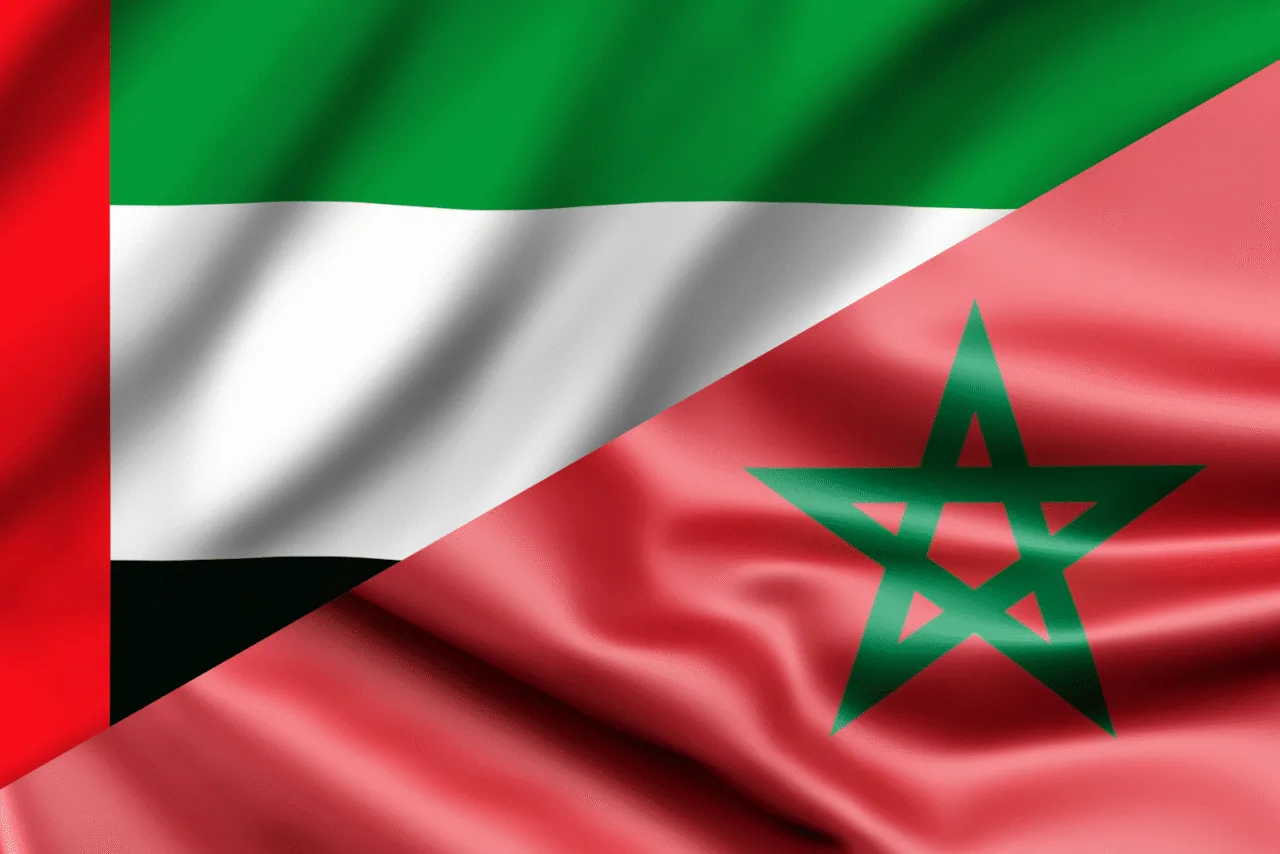 Drapeaux du Maroc et des Émirats arabes unis illustrant la comparaison Marrakech vs Dubaï immobilier pour l’investissement locatif en 2025.