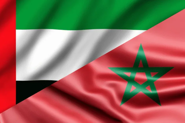 Drapeaux du Maroc et des Émirats arabes unis illustrant la comparaison Marrakech vs Dubaï immobilier pour l’investissement locatif en 2025.